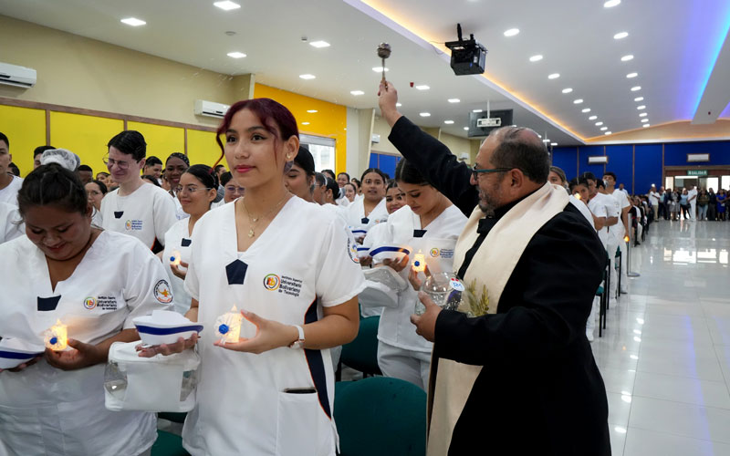 Revive los mejores momentos de la Ceremonia de la Luz en el ITB: Un Legado de Vocación y Servicio. 