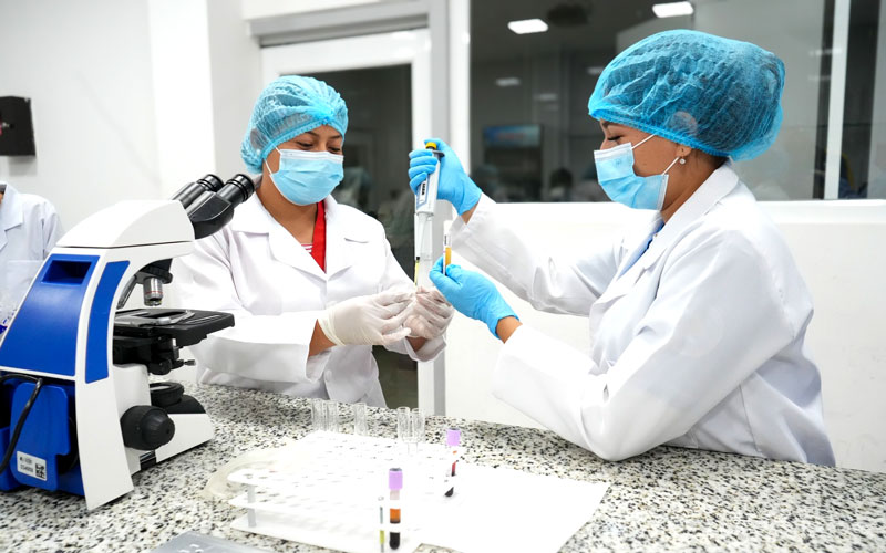 Estudia en el Instituto Universitario Bolivariano ITB la carrera de Tecnología Superior en Laboratorio Clínico.