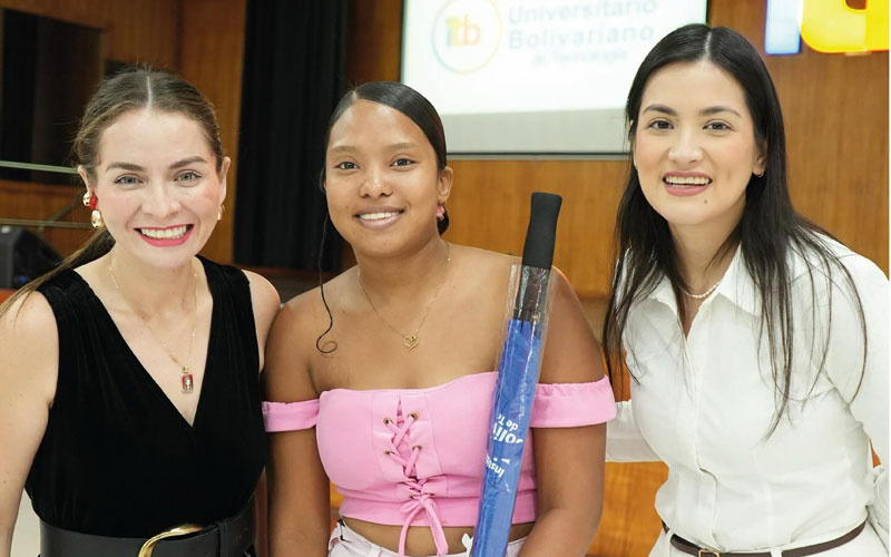 La MSc. Michelle Tolozano Lapierre, vicerrectora de Extensión y Gestión Administrativa del (ITB), dio la bienvenida a 346 nuevos estudiantes.