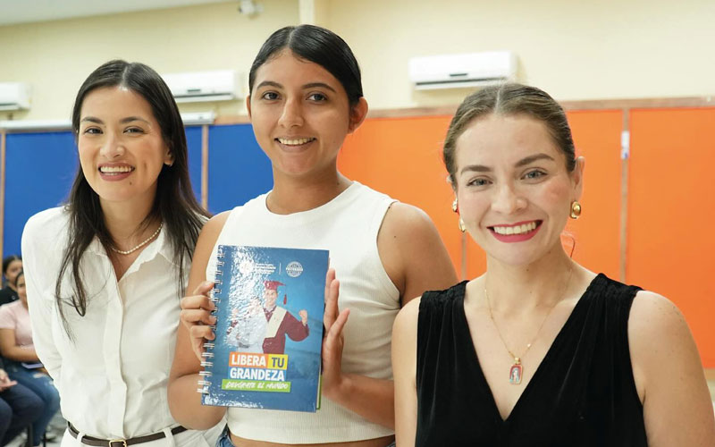 La MSc. Michelle Tolozano Lapierre, vicerrectora de Extensión y Gestión Administrativa del (ITB), dio la bienvenida a 346 nuevos estudiantes.
