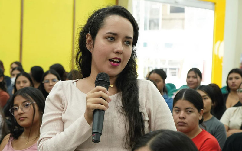 La MSc. Michelle Tolozano Lapierre, vicerrectora de Extensión y Gestión Administrativa del (ITB), dio la bienvenida a 346 nuevos estudiantes.