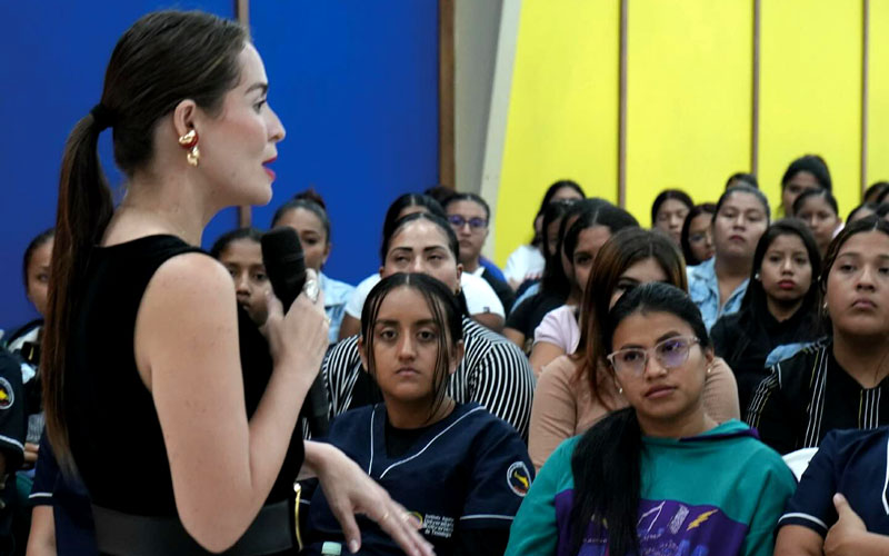 La MSc. Michelle Tolozano Lapierre, vicerrectora de Extensión y Gestión Administrativa del (ITB), dio la bienvenida a 346 nuevos estudiantes.
