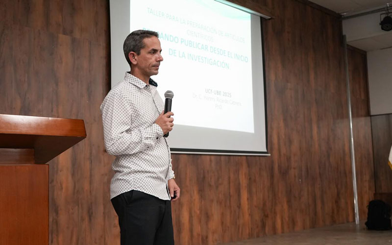Docentes del ITB fortalecen su formación doctoral con taller sobre publicación de artículos científicos. 