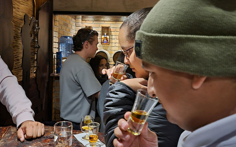 Estudiantes de Gastronomía del ITB profundizan su formación en la Cava San Miguel en Cuenca.