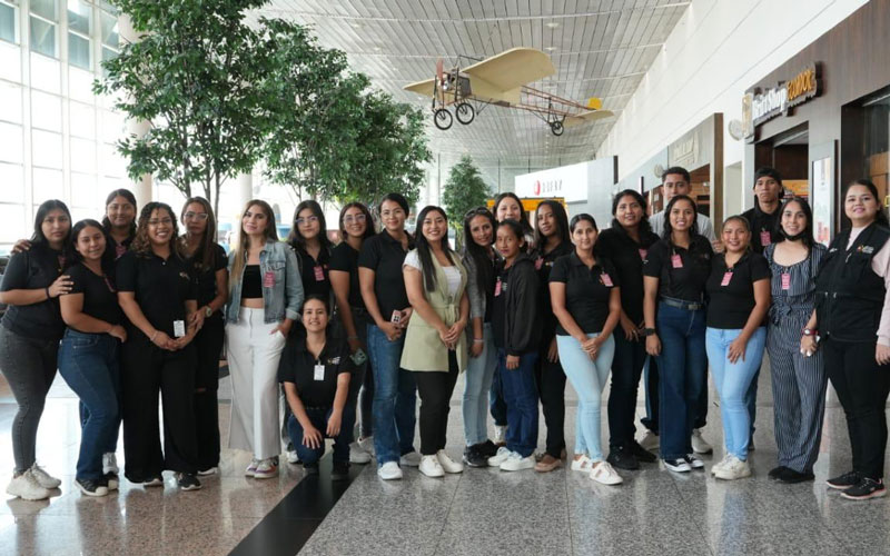 Estudiantes de Turismo realizan un recorrido en el Aeropuerto Internacional José Joaquín de Olmedo