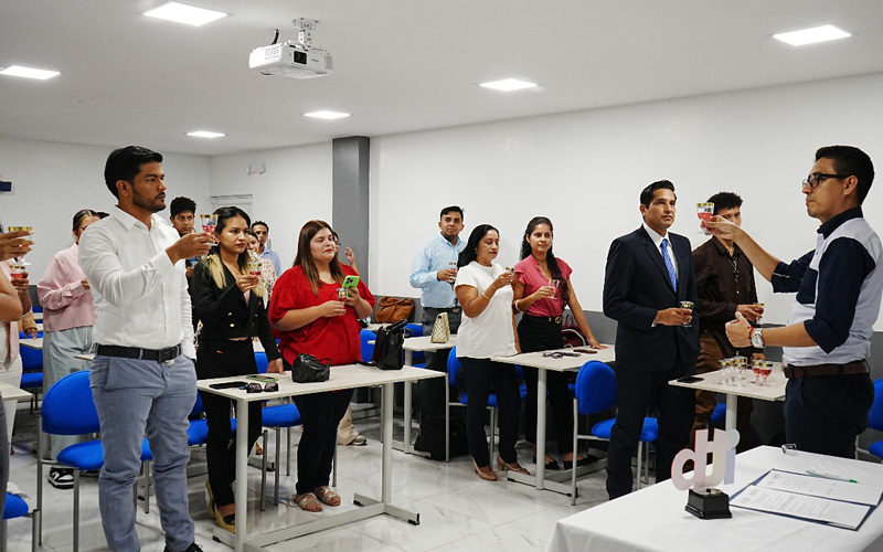 +30 futuros tecnólogos en Administración superaron un gran reto