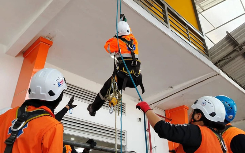 Nuestros futuros profesionales de Emergencias Médicas del grupo #EMPE05 demostraron valentía y compromiso en una exigente práctica