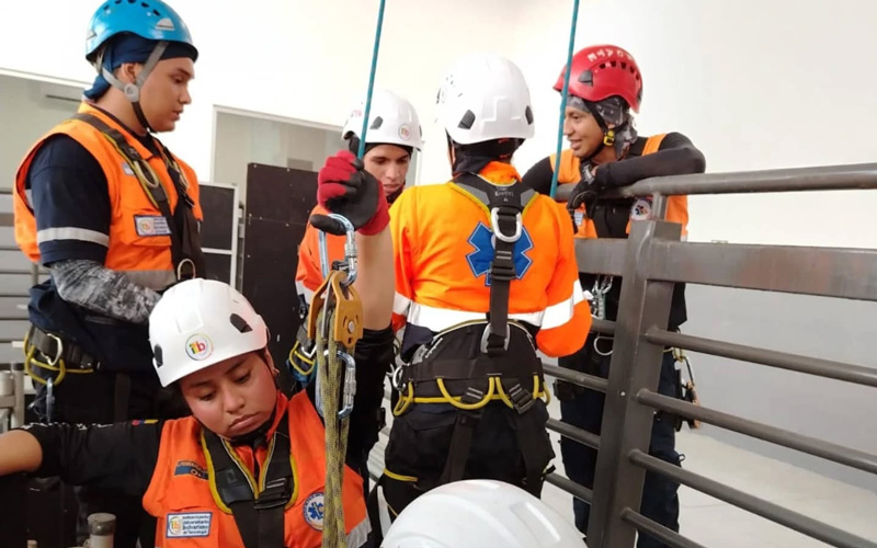 Nuestros futuros profesionales de Emergencias Médicas del grupo #EMPE05 demostraron valentía y compromiso en una exigente práctica