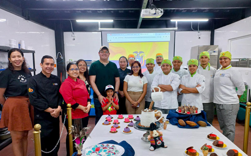 Los estudiantes del grupo GAPE02 de la carrera de Gastronomía rindieron su examen práctico final. 