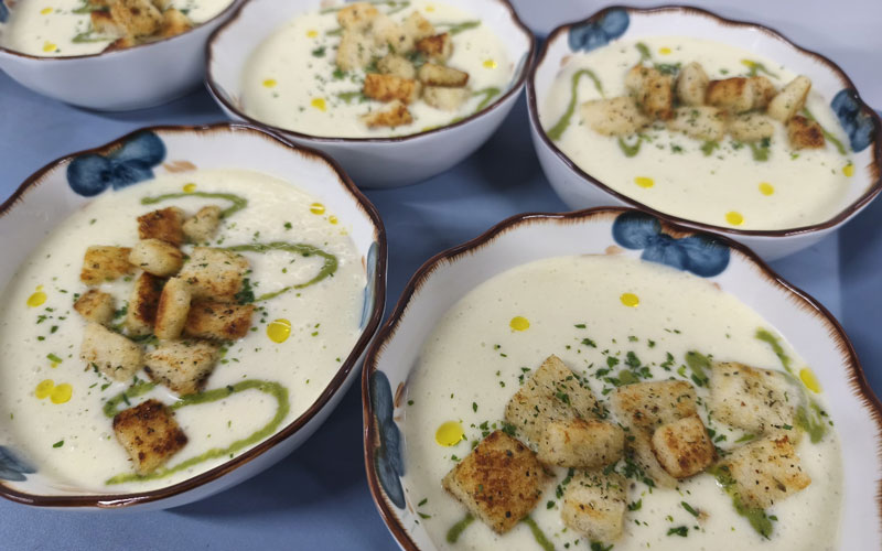 Estudiantes de Gastronomía del Programa Becas Futuro Femenino rinden homenaje a la cocina francesa La Petite Bohème. 