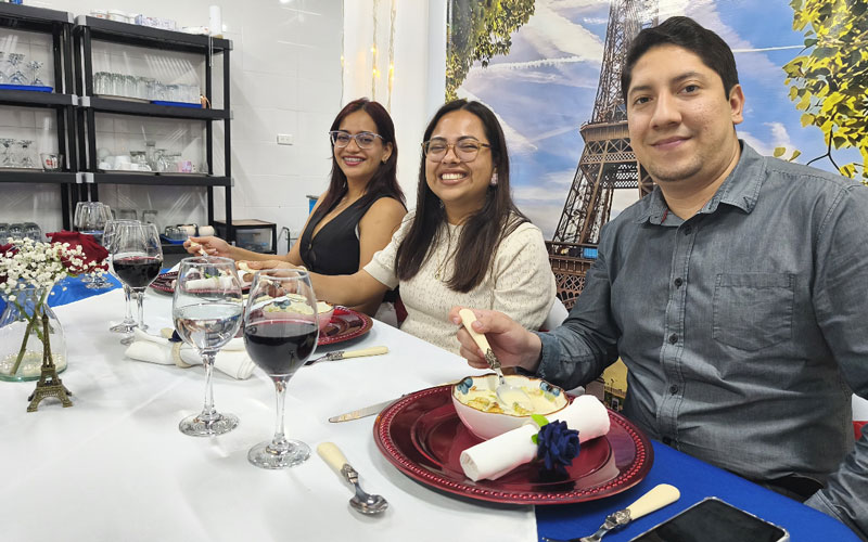 Estudiantes de Gastronomía del Programa Becas Futuro Femenino rinden homenaje a la cocina francesa La Petite Bohème. 
