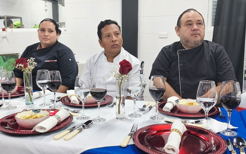 Estudiantes de Gastronomía del Programa Becas Futuro Femenino rinden homenaje a la cocina francesa La Petite Bohème. 