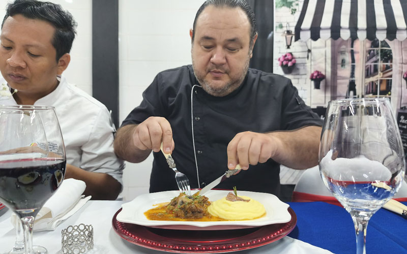 Estudiantes de Gastronomía del Programa Becas Futuro Femenino rinden homenaje a la cocina francesa La Petite Bohème. 
