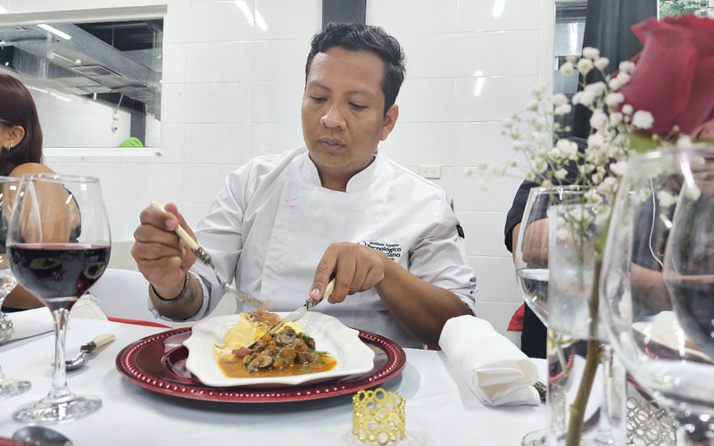 Estudiantes de Gastronomía del Programa Becas Futuro Femenino rinden homenaje a la cocina francesa La Petite Bohème. 