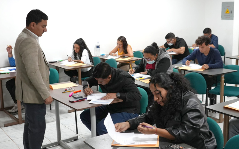 Estudiantes de Transporte Terrestre rinden su examen complexivo. 