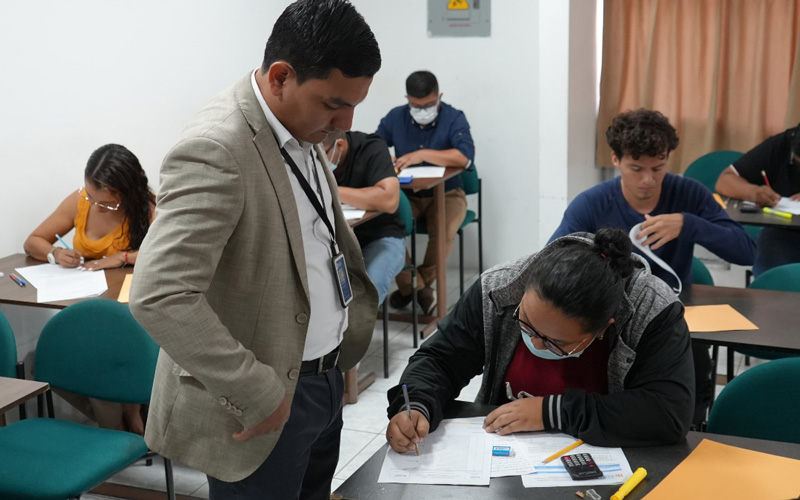 Estudiantes de Transporte Terrestre rinden su examen complexivo. 