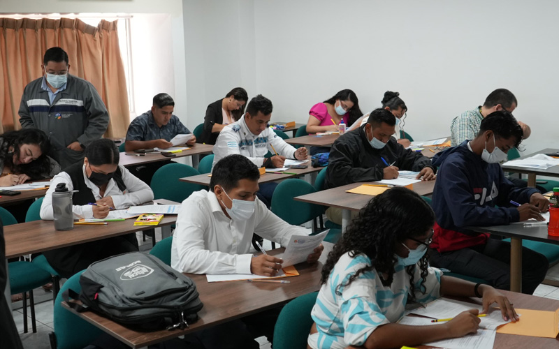 Estudiantes de Transporte Terrestre rinden su examen complexivo. 