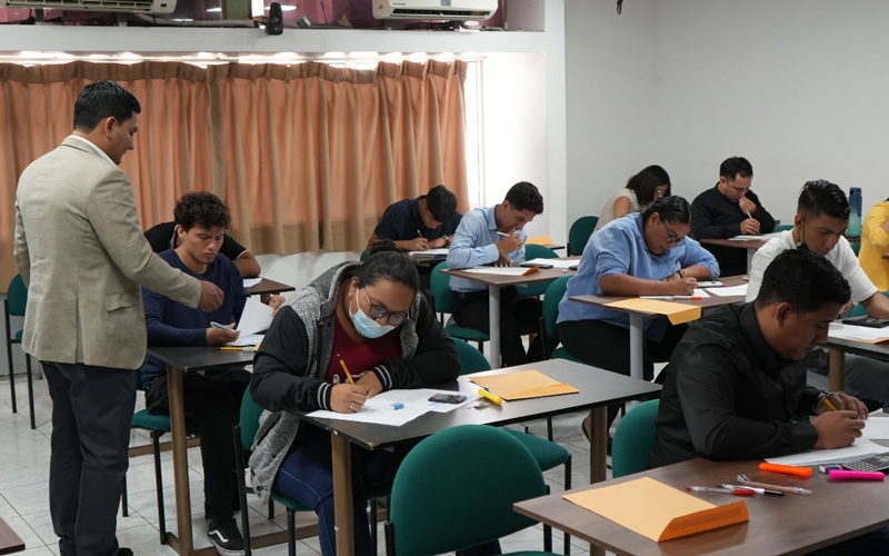 Estudiantes de Transporte Terrestre rinden su examen complexivo. 