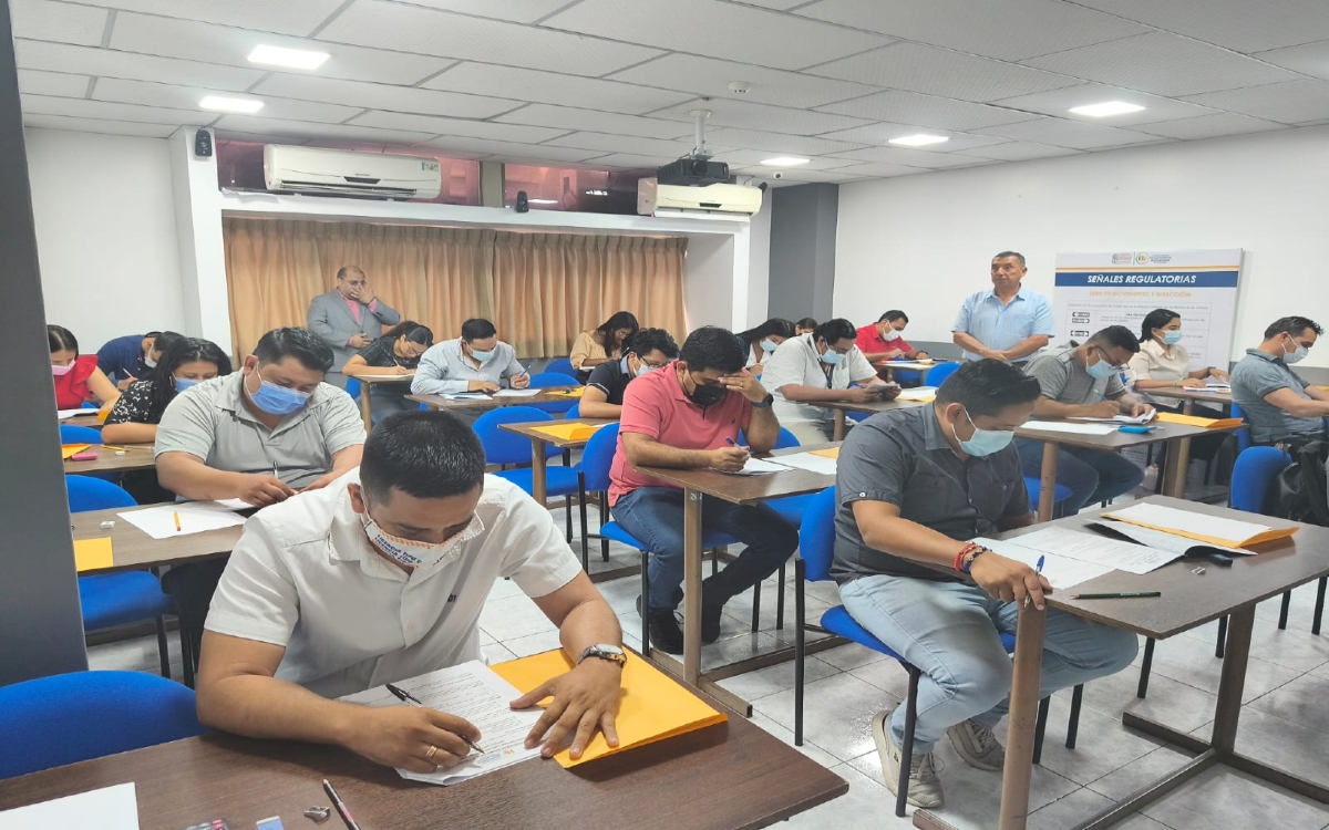 Estudiantes de Planificación y Gestión del tránsito rinden el examen práctico complexivo.