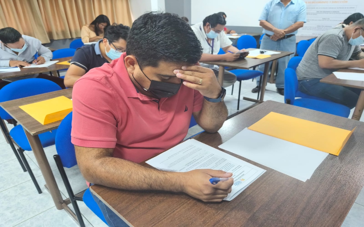 Estudiantes de Planificación y Gestión del tránsito rinden el examen práctico complexivo.