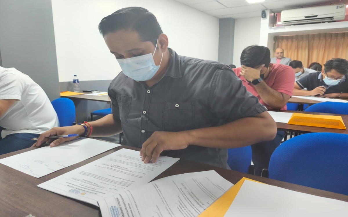 Estudiantes de Planificación y Gestión del tránsito rinden el examen práctico complexivo.