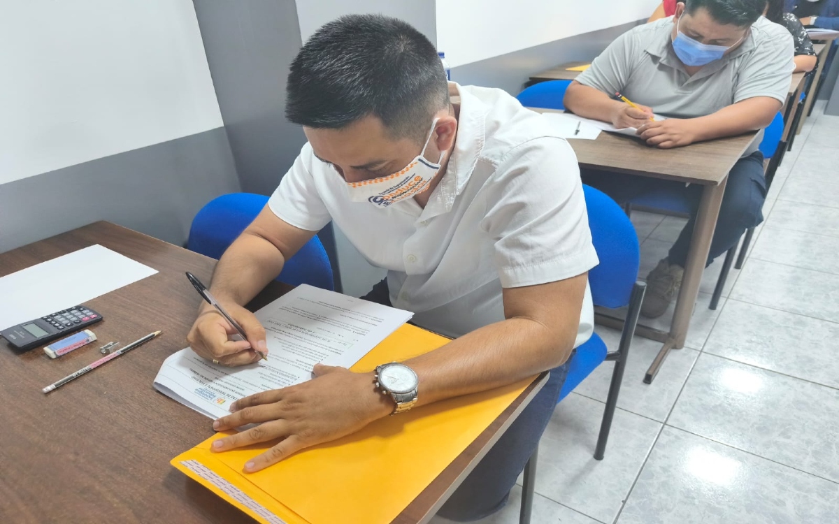 Estudiantes de Planificación y Gestión del tránsito rinden el examen práctico complexivo.