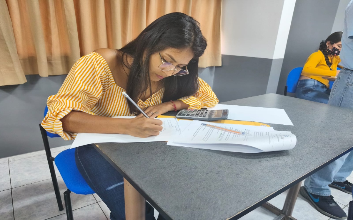 Estudiantes de Planificación y Gestión del tránsito rinden el examen práctico complexivo.