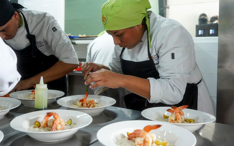 Estudiantes de Gastronomía del ITB fusionan conocimiento y arte en “Gastro Garden”