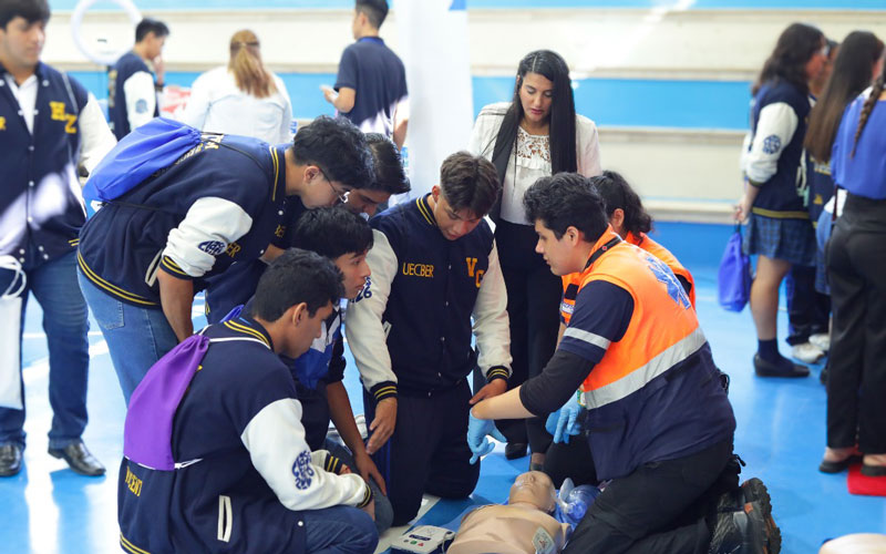 El ITB  participó en la feria estudiantil de la Unidad Educativa Cardenal Bernardino Echeverría Ruiz