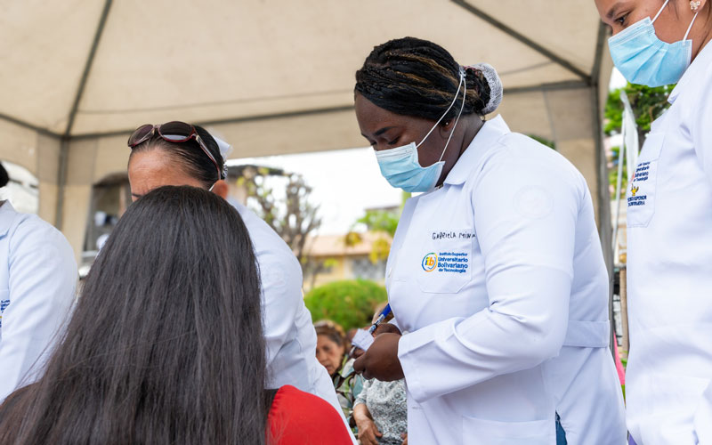 Comprometidos con la salud y el servicio a la comunidad