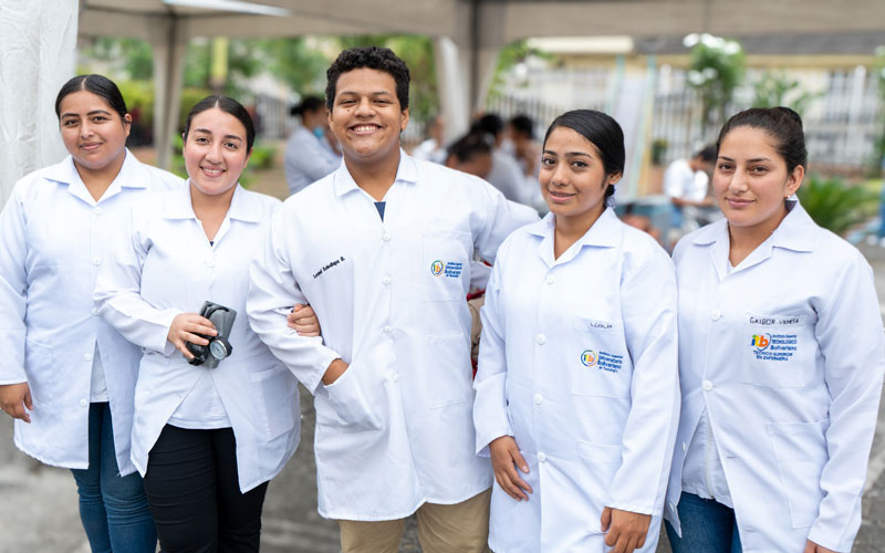 Comprometidos con la salud y el servicio a la comunidad