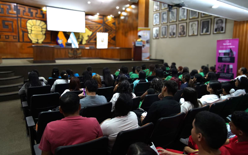 Estudiantes de la carrera de Tecnico Superior en Enfermería del ITB participan en Casa Abierta y Conferencia “Nutriendo 2025” 