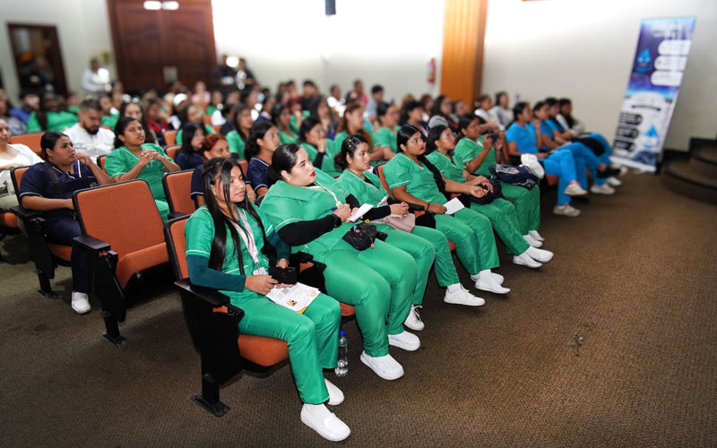 Estudiantes de la carrera de Tecnico Superior en Enfermería del ITB participan en Casa Abierta y Conferencia “Nutriendo 2025” 