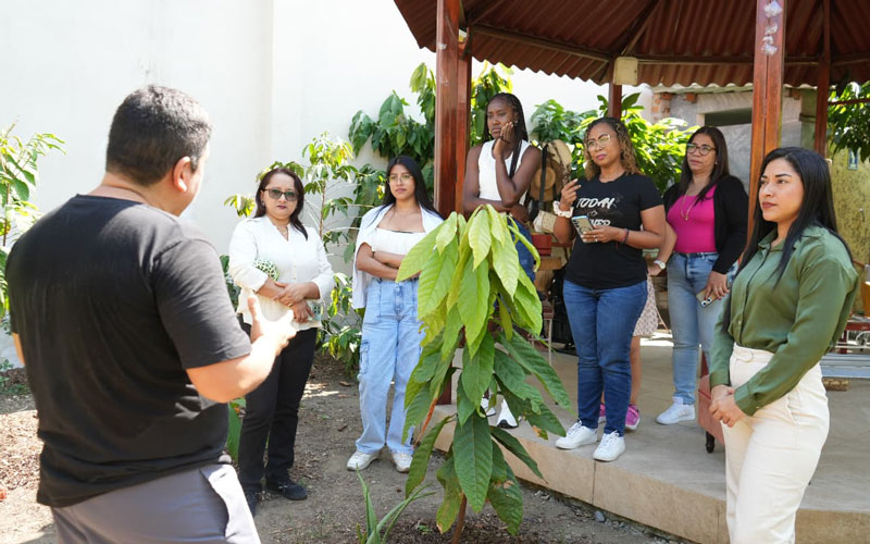 Estudiantes del ITB conocen el mundo del cacao fino de aroma en Casa de Experiencia Rohayhu
