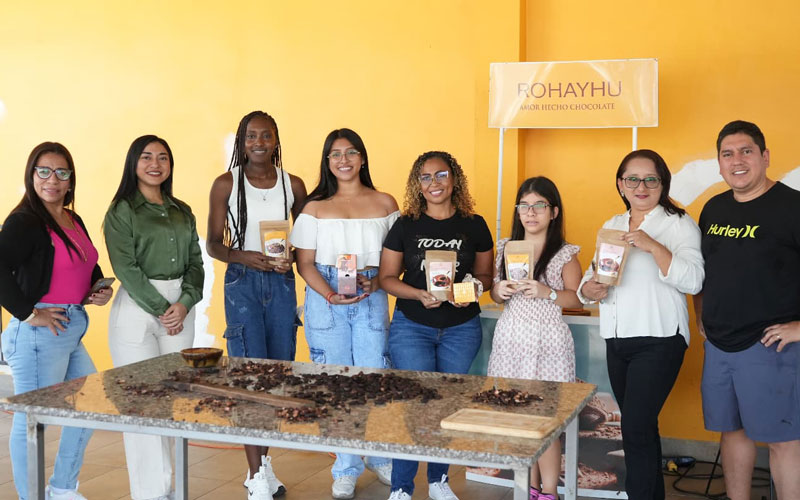 Estudiantes del ITB conocen el mundo del cacao fino de aroma en Casa de Experiencia Rohayhu