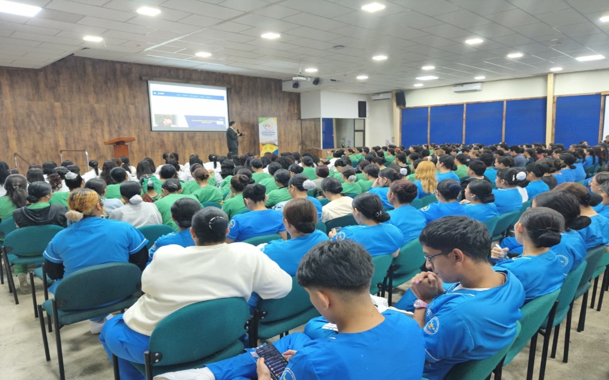 IESS instruye sobre afiliación voluntaria a futuros técnicos ITB en la Feria Nuevo Empleo Guayaquil 