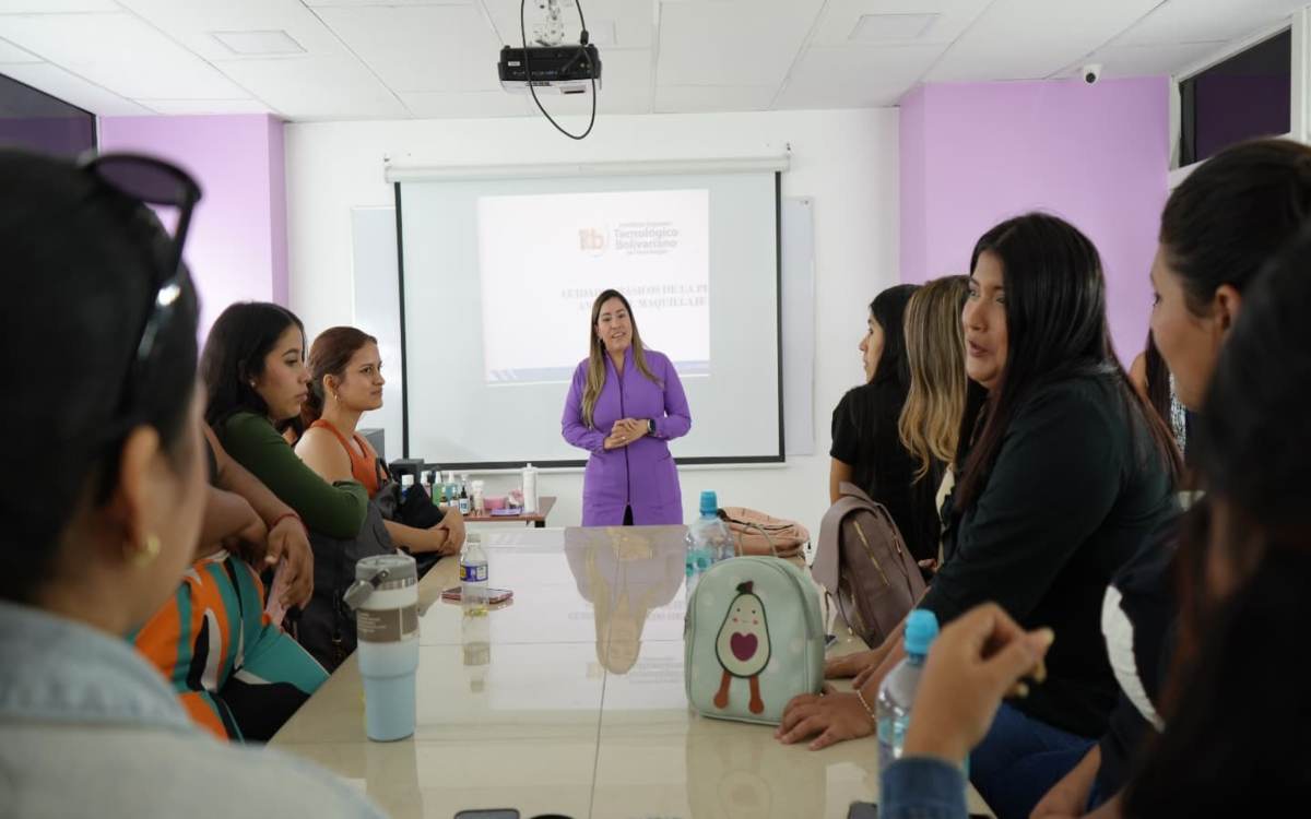 Alumnas de la carrera de Técnico Superior en Maquillaje y Vestuario para Cine y TV reciben asesoría práctica. 