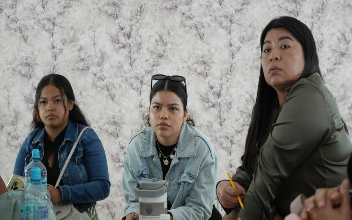 Alumnas de la carrera de Técnico Superior en Maquillaje y Vestuario para Cine y TV reciben asesoría práctica. 