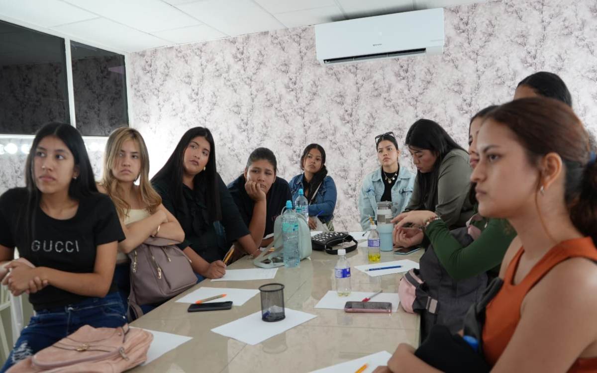 Alumnas de la carrera de Técnico Superior en Maquillaje y Vestuario para Cine y TV reciben asesoría práctica. 