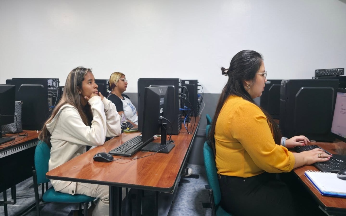 ITB desarrolla el taller “Habilidades Digitales: Funciones y herramientas clave de Excel” en FACES 