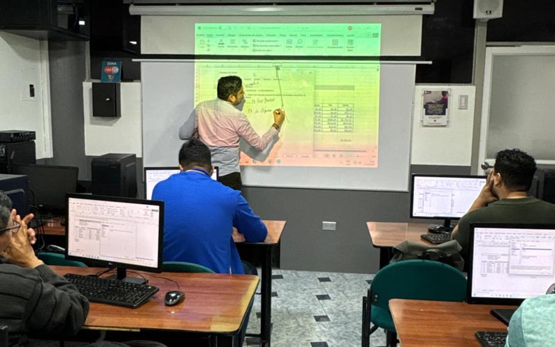 Formarse con herramientas reales marca la diferencia Nuestros estudiantes de Administración