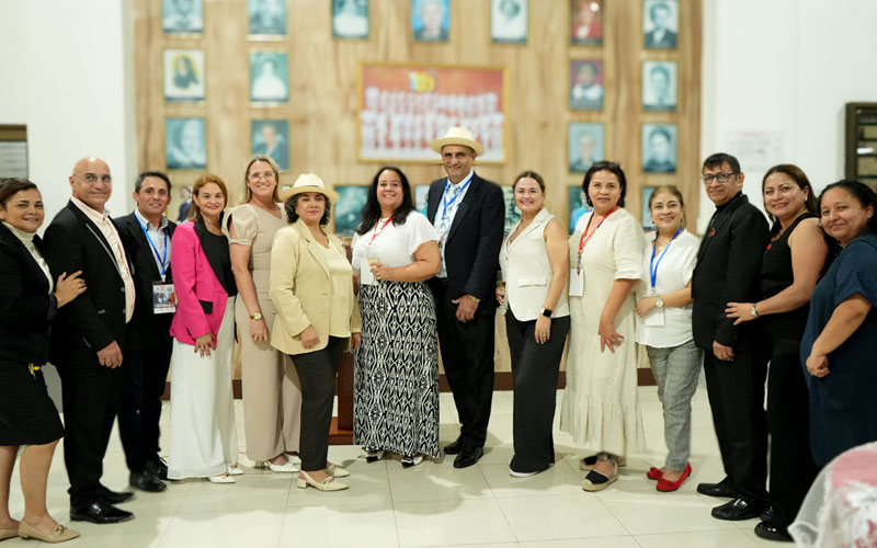 Brindis por la ciencia, la educación y la unión institucional. 