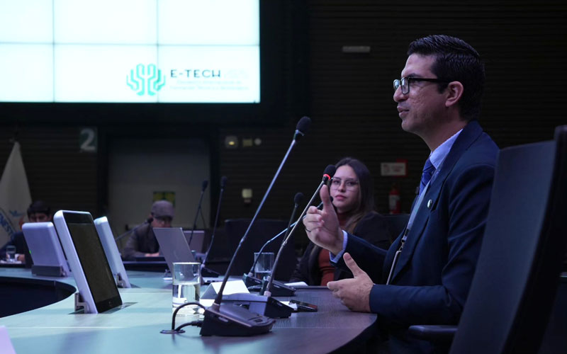 Docente del ITB Presenta Ponencia sobre Innovación Educativa en el Encuentro Internacional Etech 2025