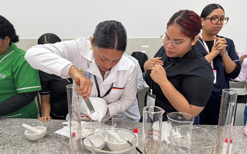 En el VIII Congreso de Ciencias de la Salud, nuestros estudiantes de Asistencia en Farmacia fortalecieron sus competencias. 