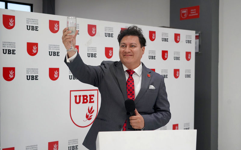 Autoridades y conferencistas celebran con un brindis el éxito del primer día de CICPE 2025