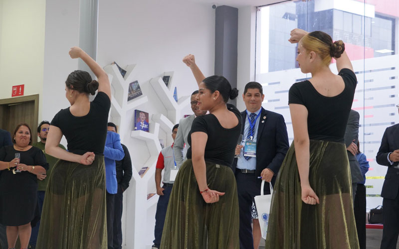 Autoridades y conferencistas celebran con un brindis el éxito del primer día de CICPE 2025