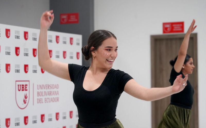 Autoridades y conferencistas celebran con un brindis el éxito del primer día de CICPE 2025