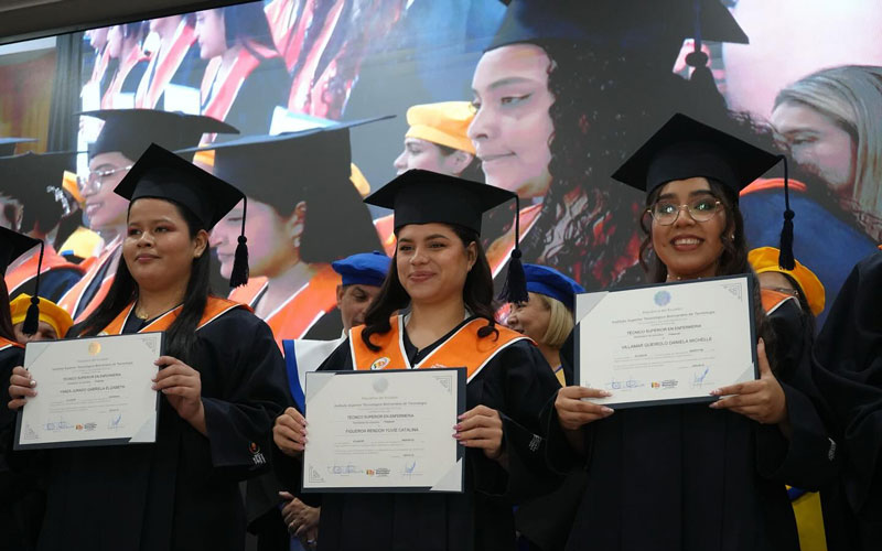 Más de 350 nuevos profesionales de salud se gradúan en la primera jornada de incorporación del día