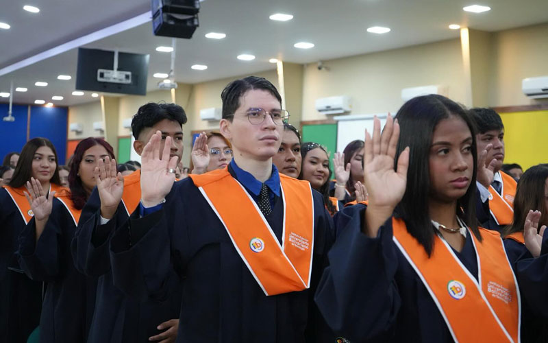 Más de 350 nuevos profesionales de salud se gradúan en la primera jornada de incorporación del día