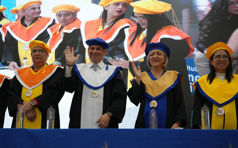 Más de 350 nuevos profesionales de salud se gradúan en la primera jornada de incorporación del día